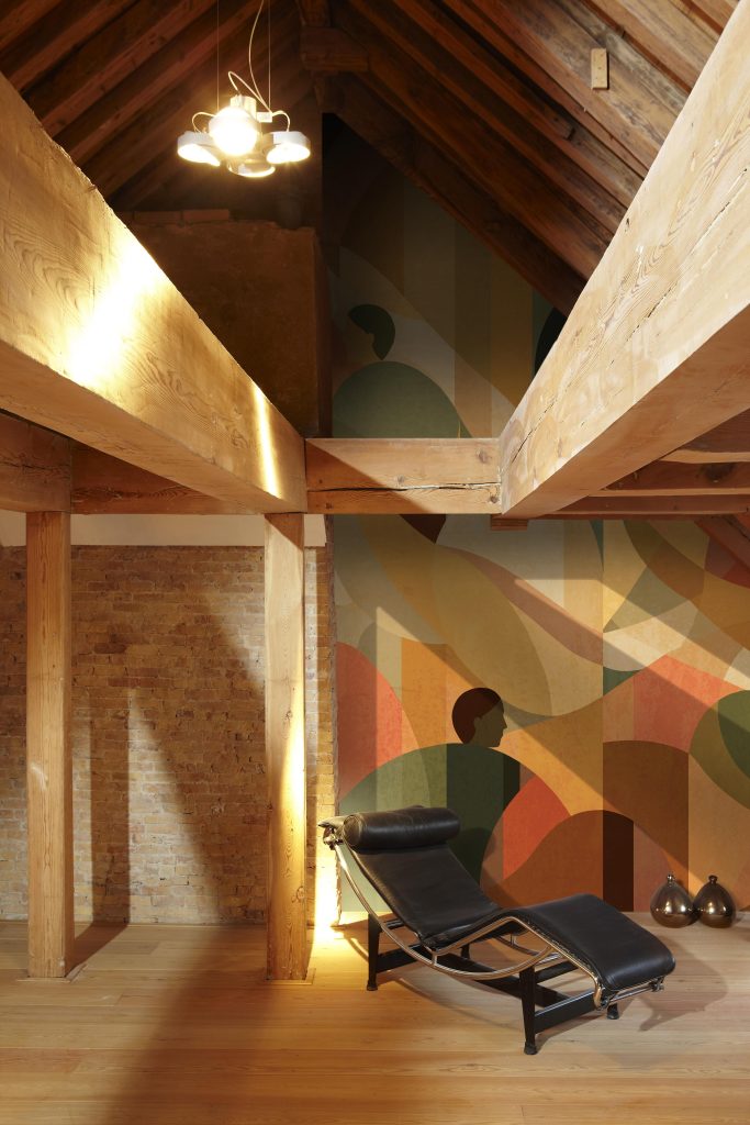 The Rowan seamless wallcover in a contemporary designer living room by daisy james.